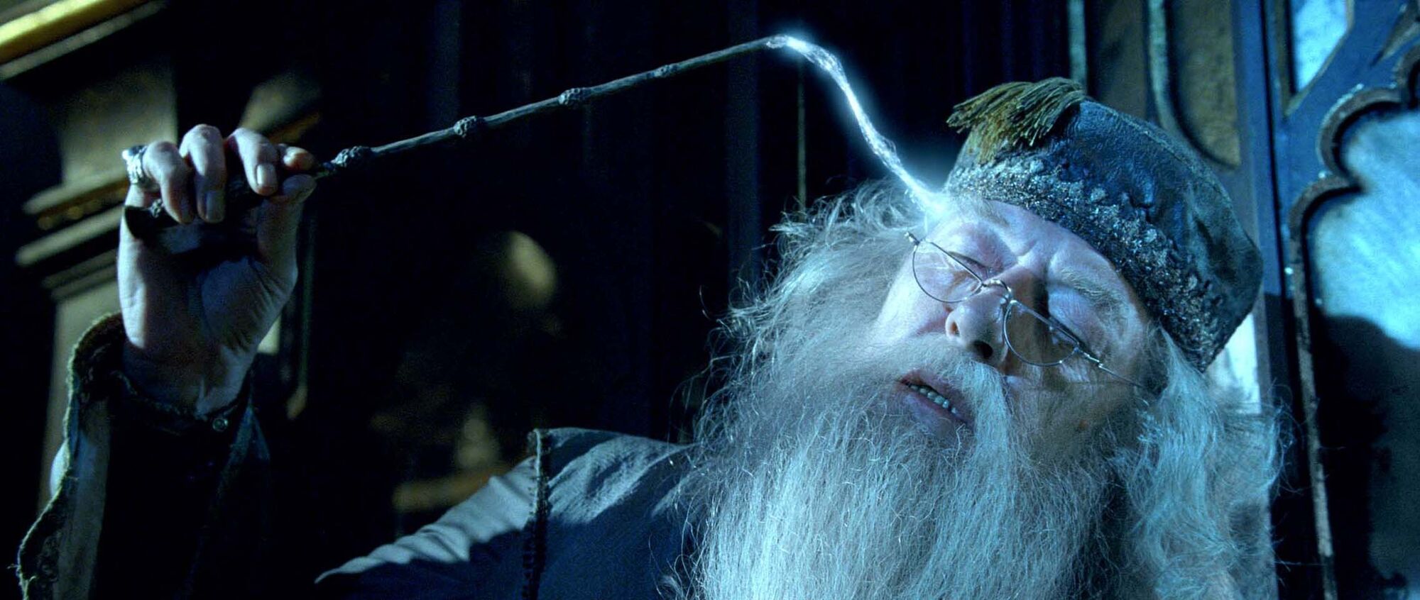 Le professeur Dumbledore utilisant un sort d'extraction de souvenirs