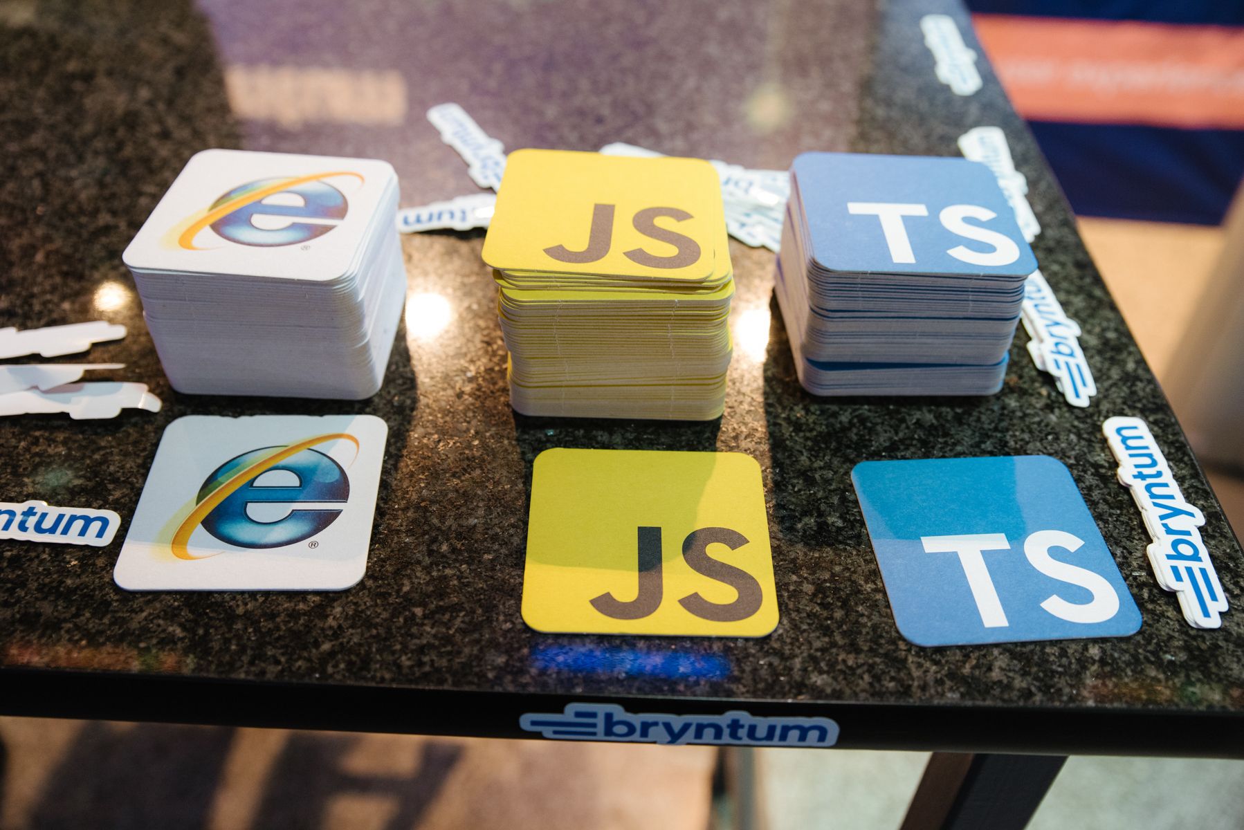 Trois sous-verre avec le logo d'Internet Explorer, JavaScript et TypeScript