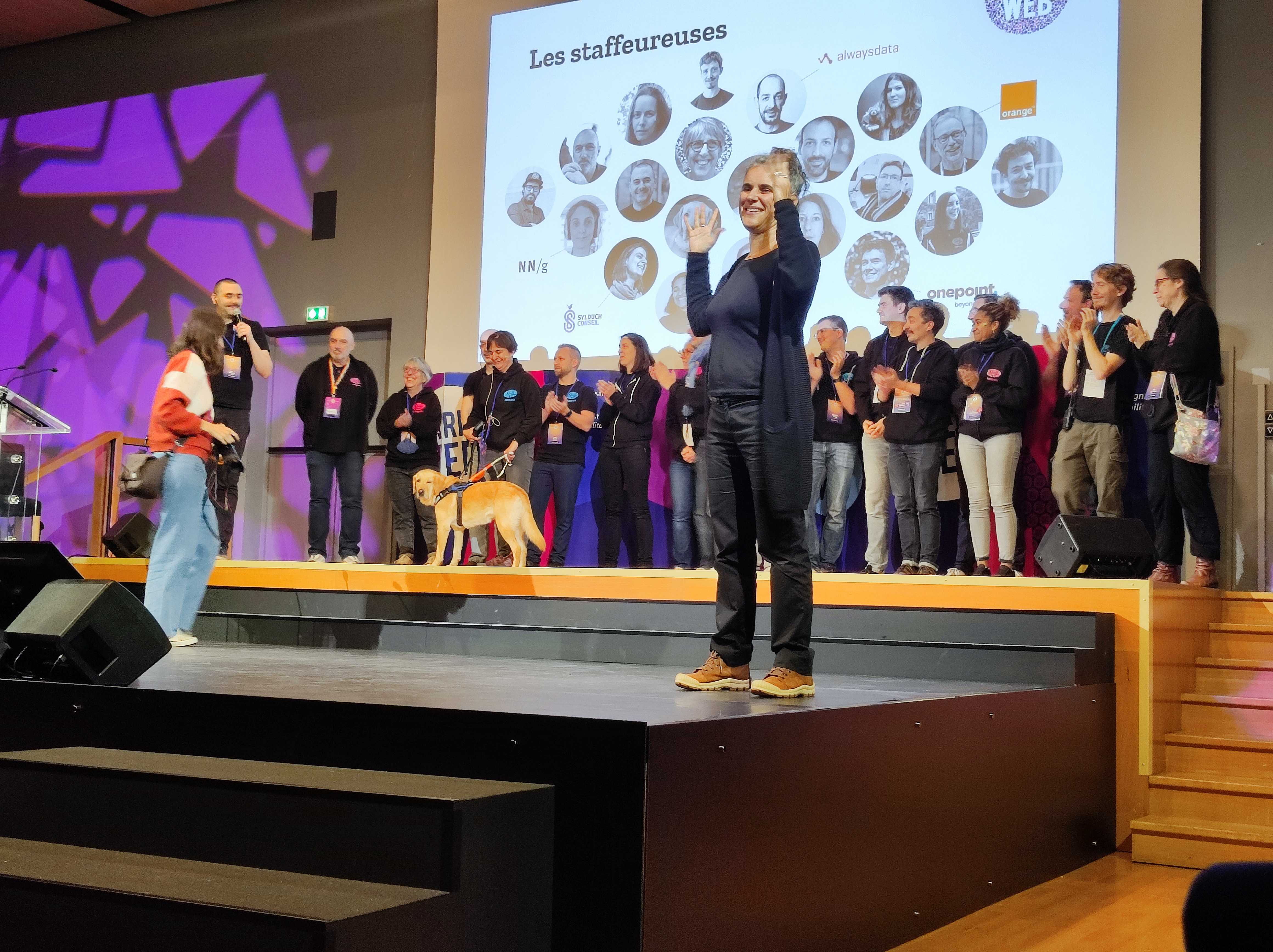 Toute léquipe de Paris Web réunie pour la conférence de cloture sous les applaudissements du public.