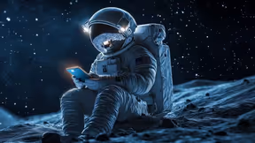 Astronaute qui consulte son téléphone sur la lune