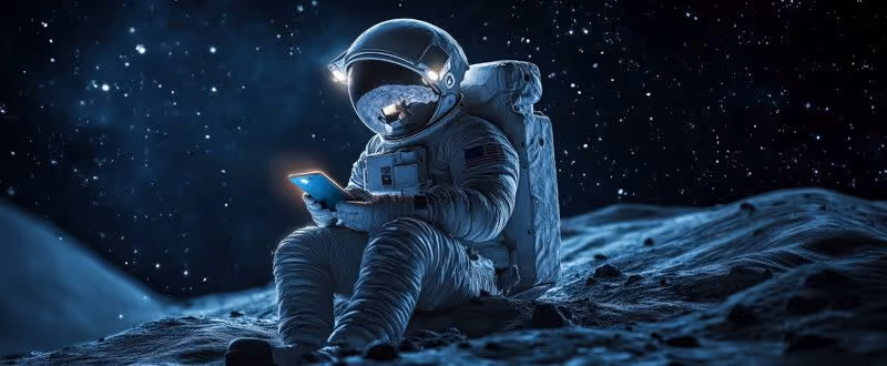 Astronaute qui consulte son téléphone sur la lune