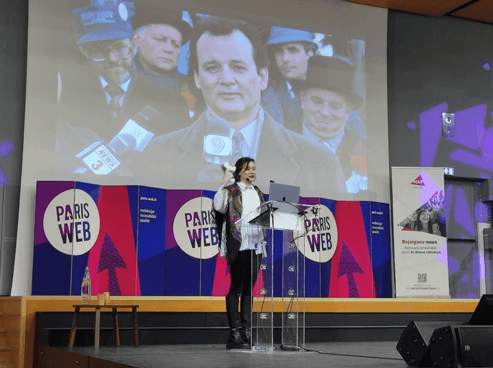 Pendant sa conférence, Tamara Sredojevic évoque le film "Un jour sans fin" en montrant une image de l'acteur Bill Murray, tirée du film