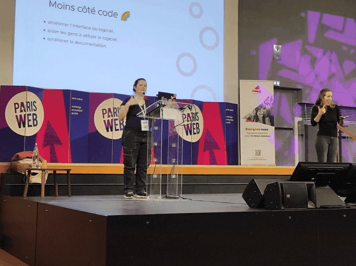 Lucie Anglade évoque différents moyens de participer aux logiciels libres lors de sa conférence "Logiciel libre : participer, partager et créer"