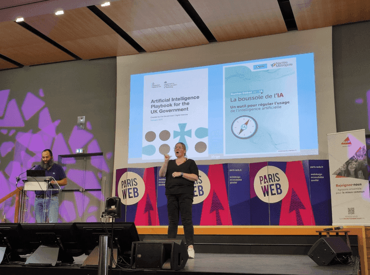 Raphaël Yharrassarry présente deux références de contenus qui expliquent comment réguler l'utilisation de l'IA: "Artificial Intelligence Playbook for the UK Government" et "La boussole de l'IA" de Nantes Métropole