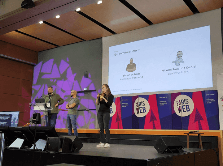 Simon Duhem et Nicolas Jouanno Daniel commencent par se présenter au début de la conférence "Les Web Components et l'accessibilité"