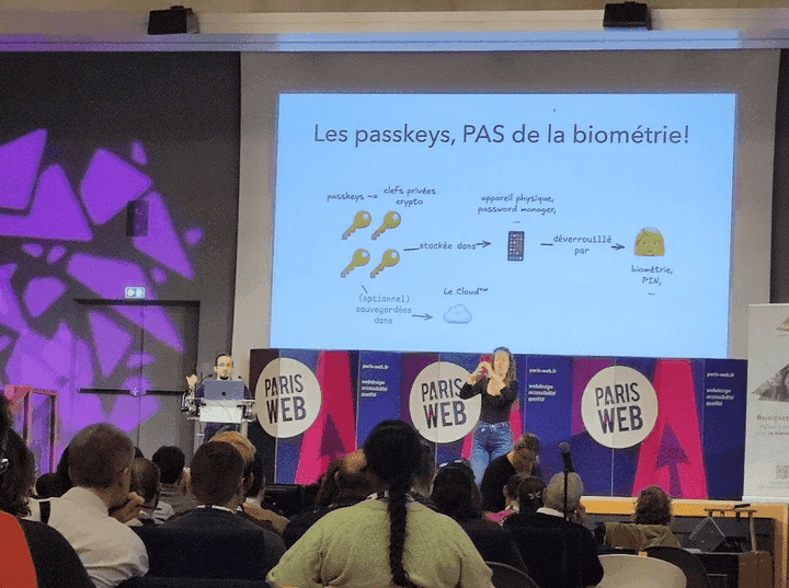 Daniel Garnier-Moiroux parle de la différence entre passkeys et biométrie pendant sa conférence "Passkeys, en pratique"