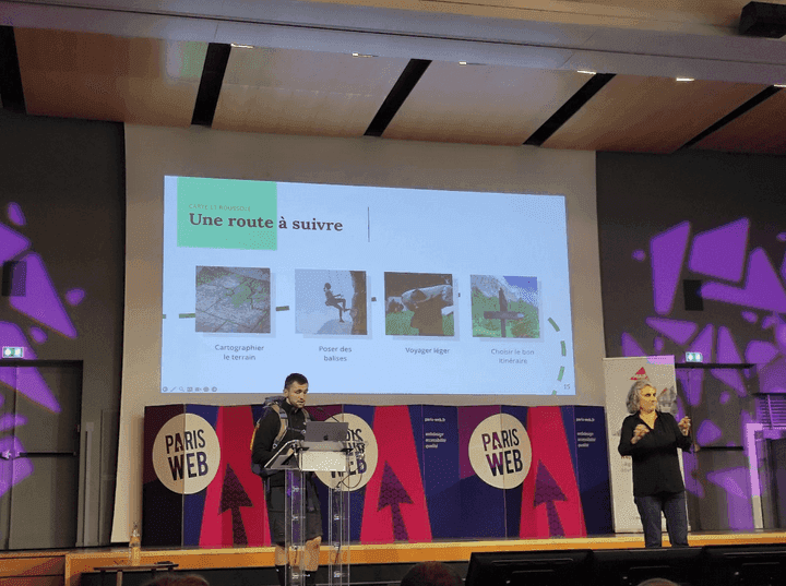 Jérôme Guèrin porte un sac à dos et une tenue de randonneur, il fait une analogie avec la randonnée dans sa conférence "Mettez de l'ordre dans votre code"