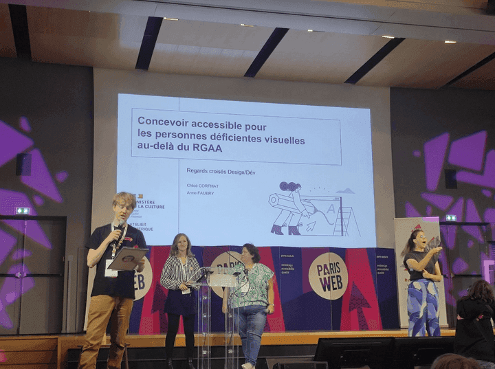 Un membre du staff introduit la conférence d'Anne Faubry et Chloé Corfmat, qui attendent impatiemment de pouvoir commencer