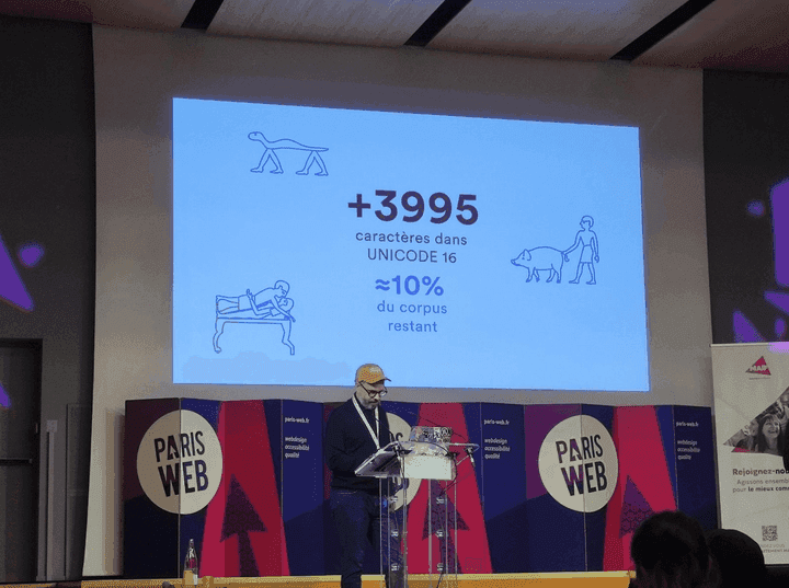 Loïc Marleix présente des hiéroglyphes surprenants comme un serpent à patte ou un homme qui tire la queue d'un cochon dans sa conférence "À la découverte du monde au travers de l'Unicode"