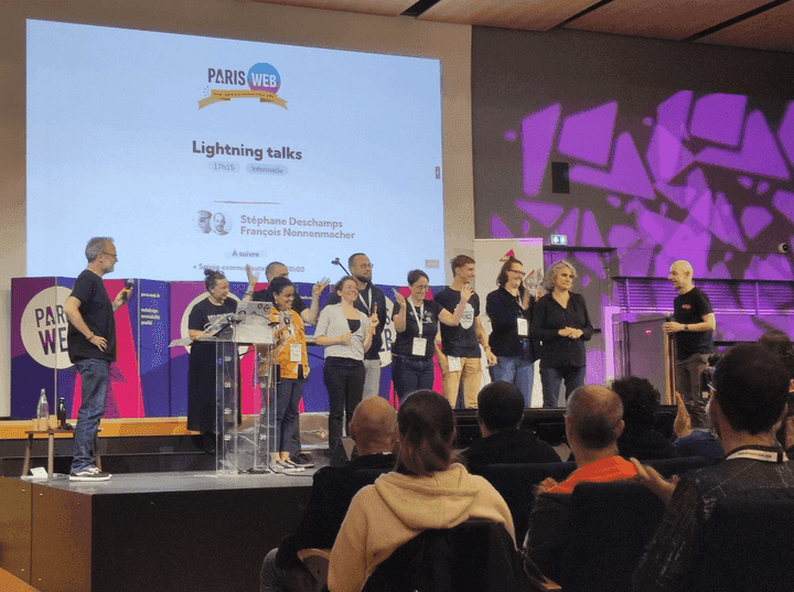 Tous les participants aux Lightning talks se retrouvent ensemble sur scène à la fin de leurs présentations pour saluer le public